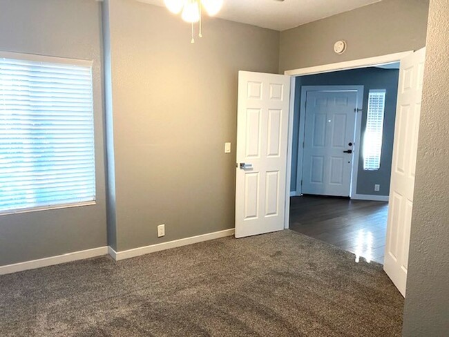 Building Photo - Beautifully Remodeled Condo at Ridgecrest ...