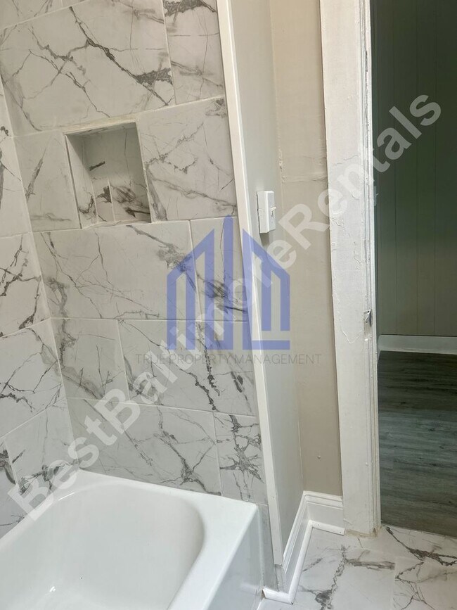 Building Photo - Spacious 3 Bedroom in West Baltimore