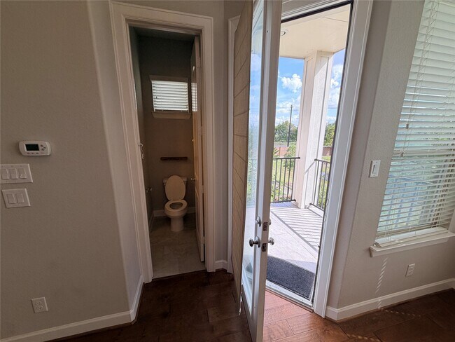 Building Photo - 2018 Royal Landing Dr