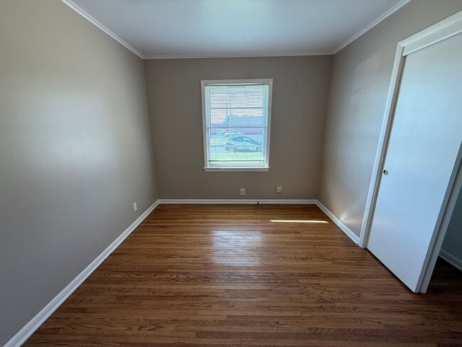 Building Photo - 3 Bed, 1.5 Bath Fenced Pets Allowed