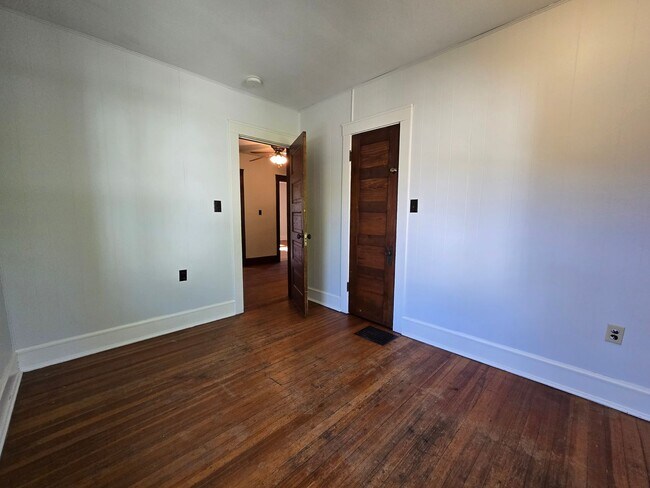 Building Photo - 610 N Mclean St