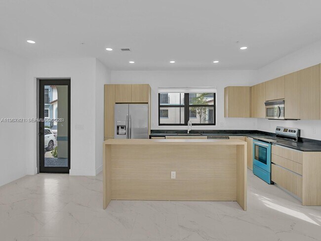 Building Photo - 6130 SW 36th Ct