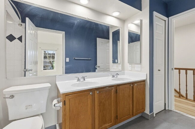 Building Photo - 335 Fullerton Pl