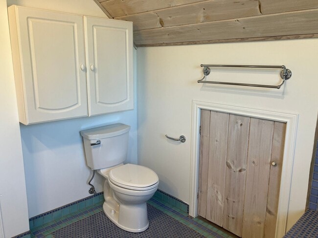 Building Photo - Charming Three Bedroom Home in Central Salem
