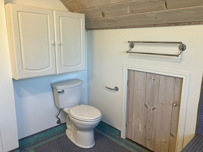 Building Photo - Half off first full month's rent! Charming...