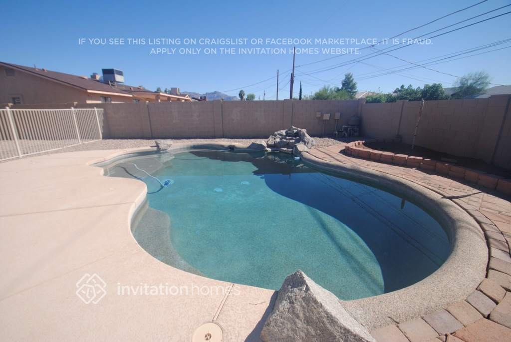 Building Photo - 535 E Quail Ave