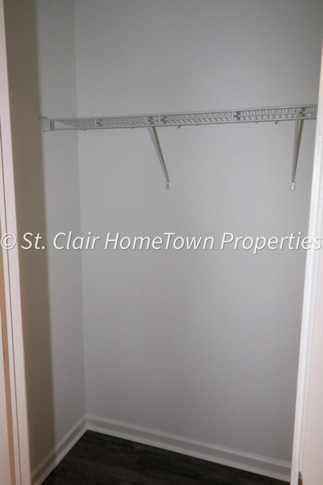 Building Photo - Lincoln Townhome