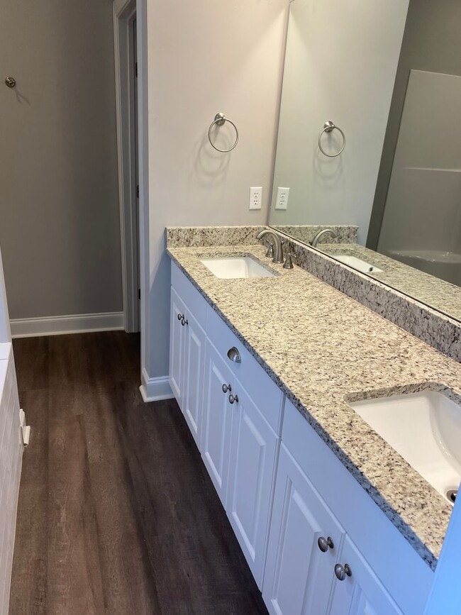 Building Photo - 140 Scarlet Wy