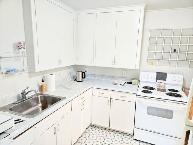 Building Photo - 1523 Thurston Ave