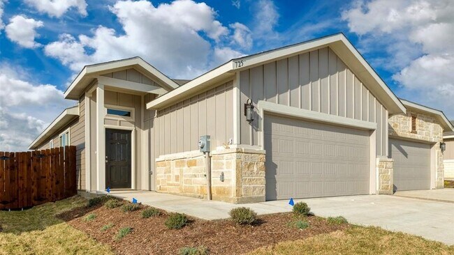 Building Photo - 605 Harvest Moon Dr