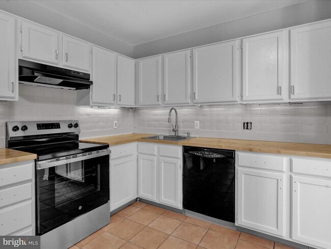 Building Photo - 10 Pine Woods Ct