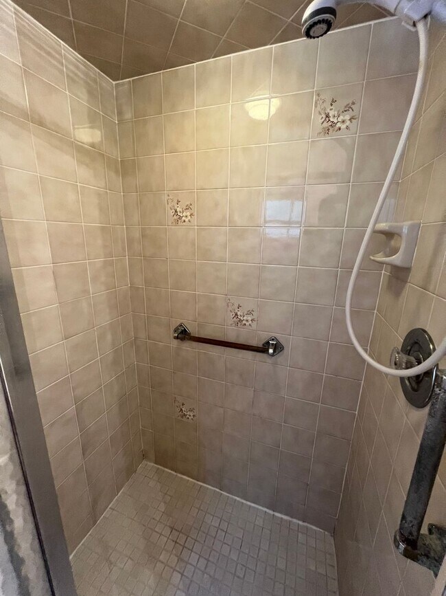 Building Photo - $1,350 * Annual **** Private, Gated Community - Rolls Landing ** 2 Bed / 2 Bath Condo - Unfurnished