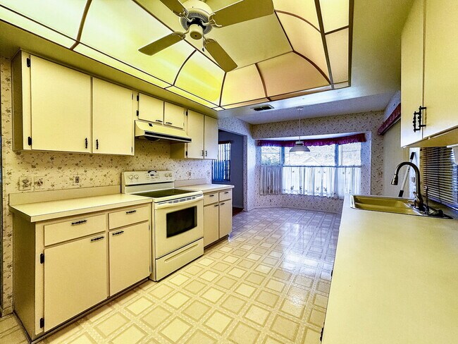 Building Photo - "Charming 2-Bedroom Oasis with 2 Full Bath...