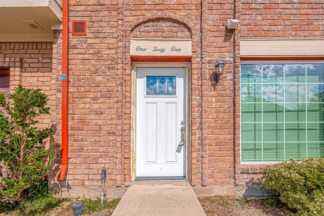 Building Photo - 7700 Creekbend Dr