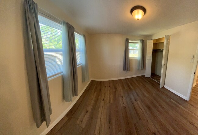 Building Photo - 10702 Laburnum Dr