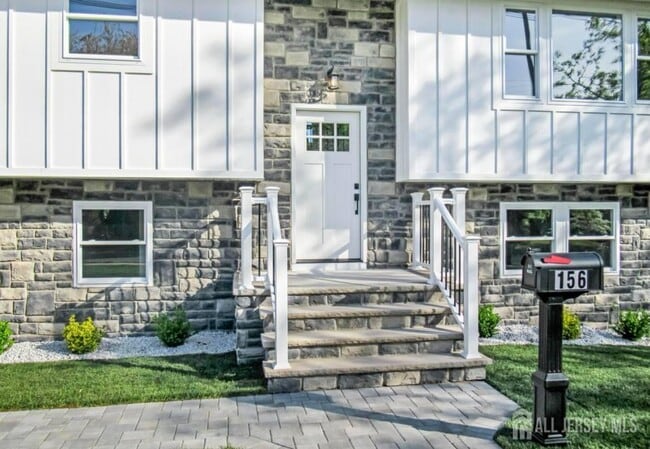 Building Photo - 156 Cliffwood Ave W