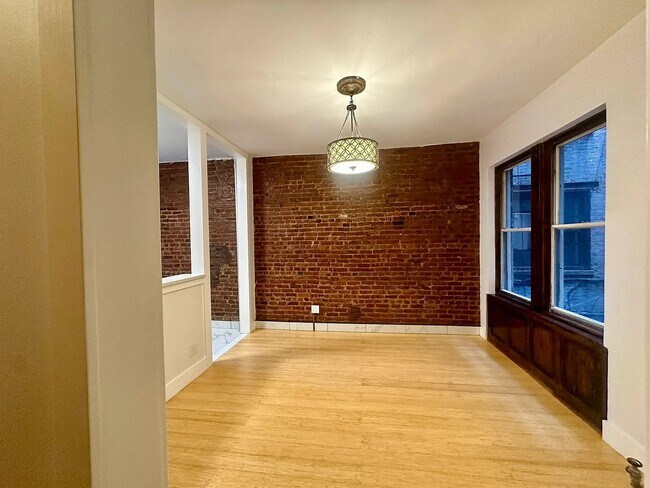 Building Photo - 5011 N Broad St
