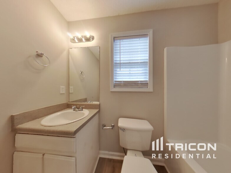 Building Photo - 372 River Trace Dr