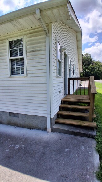 Building Photo - 201 Hicks Dr