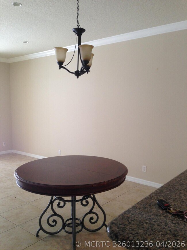 Building Photo - 9680 Lago Dr