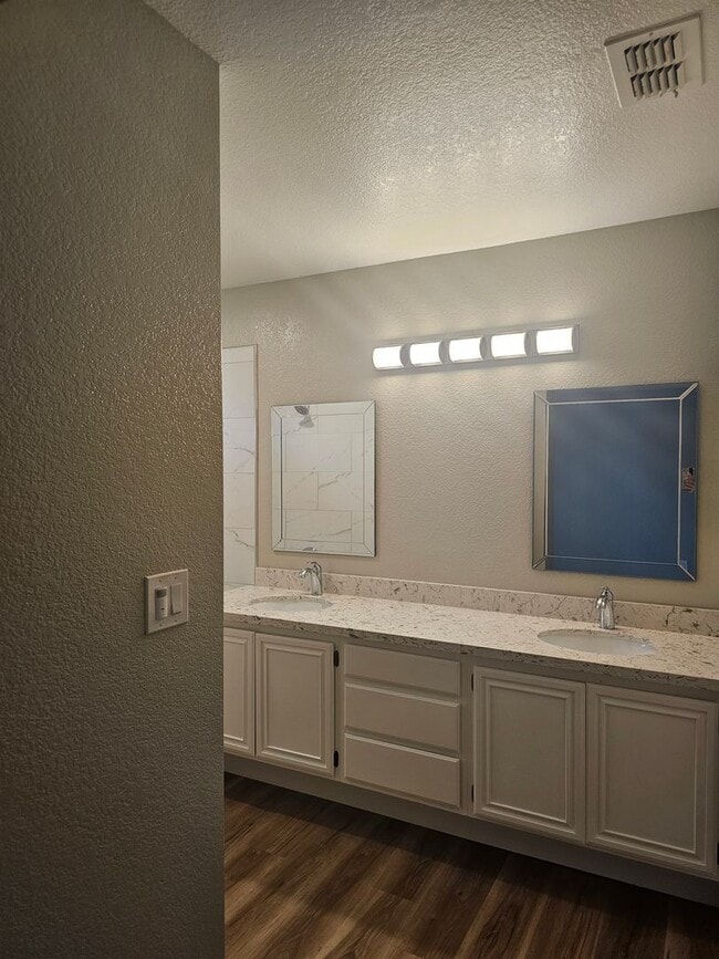 Building Photo - Beautiful Newly Remodeled Home Available Now!