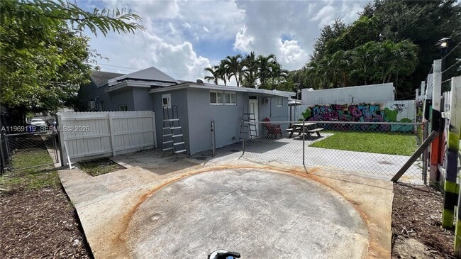 Building Photo - 113 NW 35th St