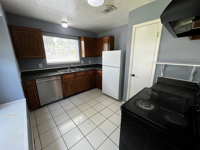 Building Photo - 11013 Crenchrus Ct
