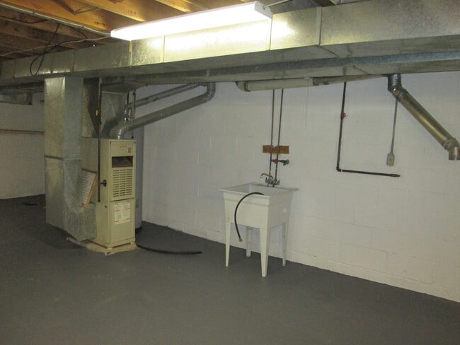 Building Photo - 103 Hazel St