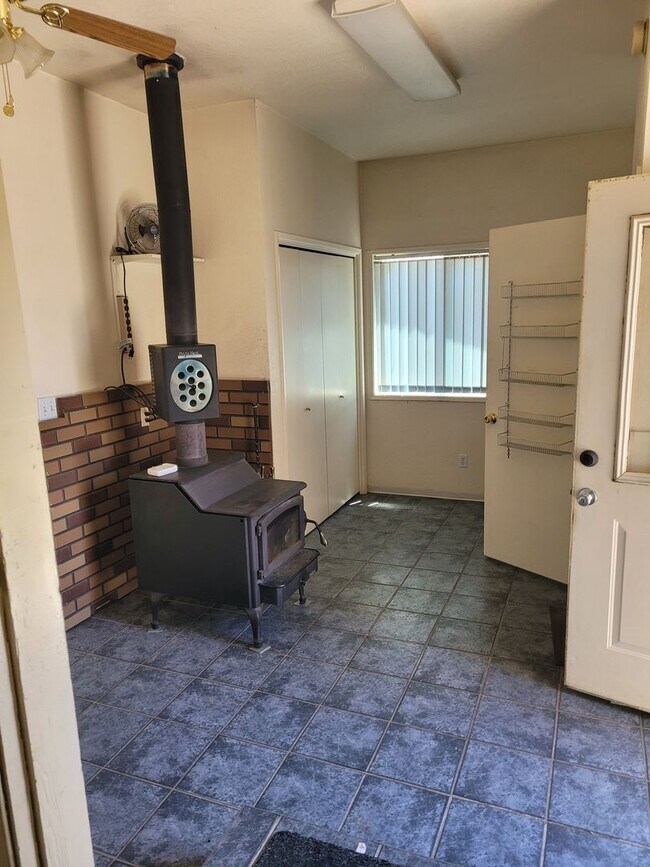 Building Photo - Large 3 Bedroom, 2 Bath Home