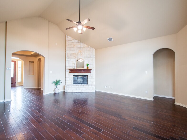 Building Photo - 1418 E Oates Rd