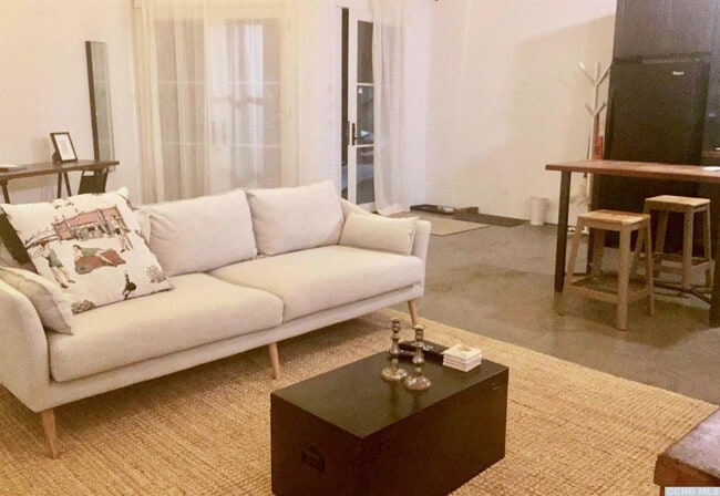 Building Photo - 747 1/2 Columbia St