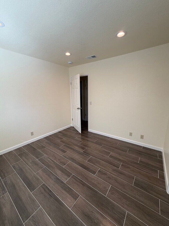 Building Photo - 528 Bella Vista Dr