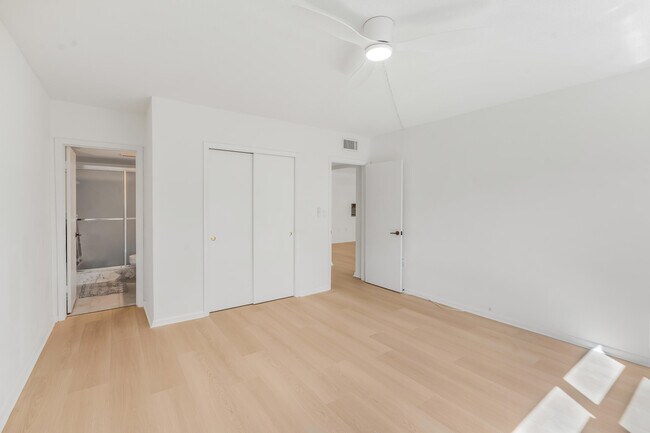 Building Photo - 200 E Royal Palm Rd