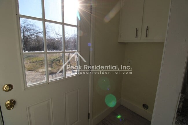 Building Photo - 1042 Las Palmas Ave