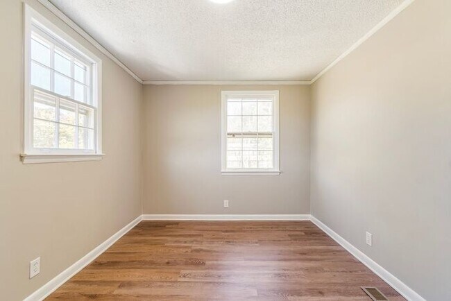 Building Photo - Charming 3-Bedroom 1.5 Bath Oasis in Bellevue