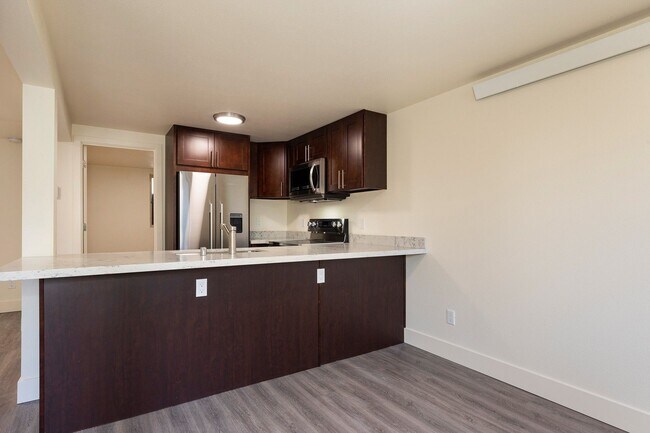 Building Photo - Newly Remodeled 3BR w/ In-Unit W/D, Private Entry & Designer Finishes – Pet Friendly!