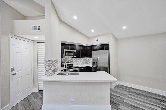 Building Photo - 2BED/1BATH renovated apartment ready to MO...