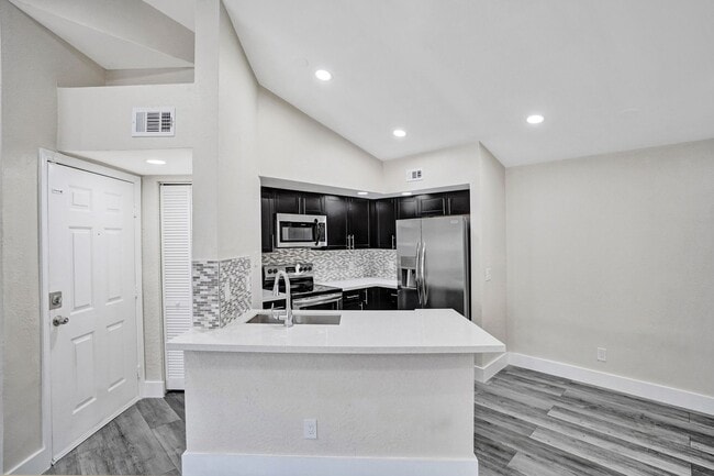 Building Photo - 2BED/1BATH renovated apartment ready to MOVE IN!