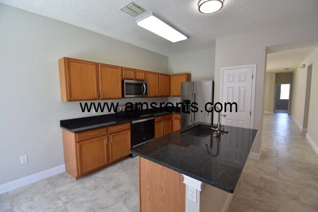 Building Photo - Spacious Pool Home in Davenport