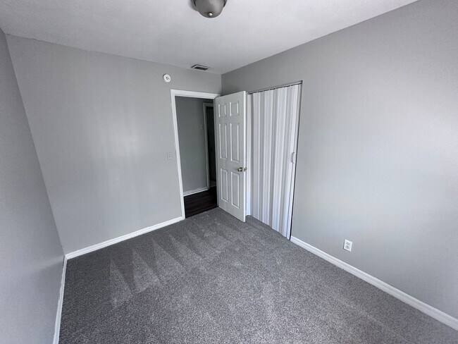Building Photo - Roomy Home with Privacy, Outdoor Space & P...