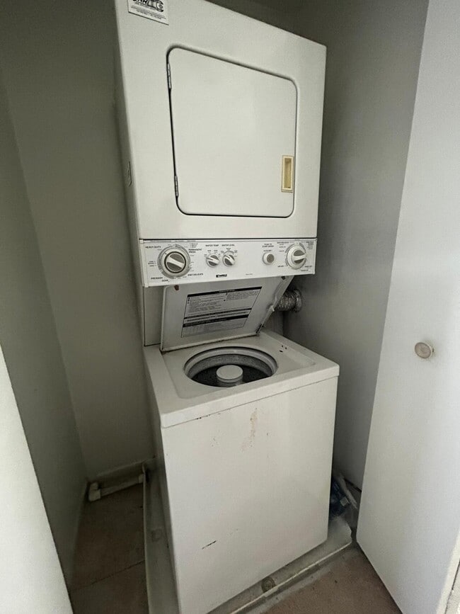 Building Photo - Grafton Garth Court