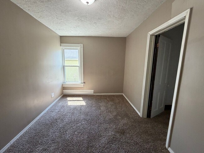 Building Photo - 421 Allyn St