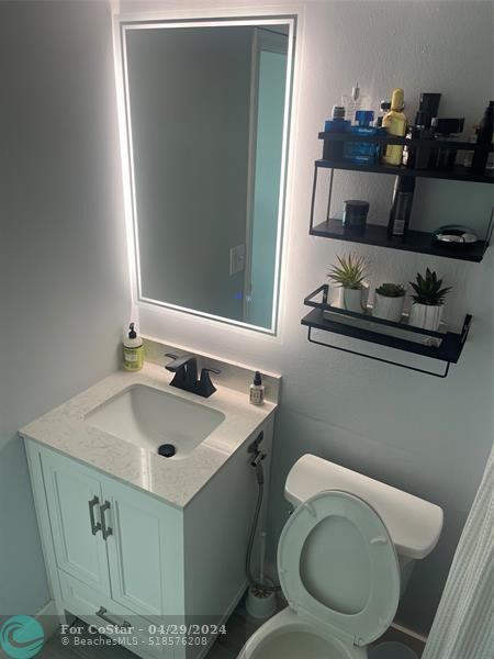 Building Photo - 111 Royal Pk Dr