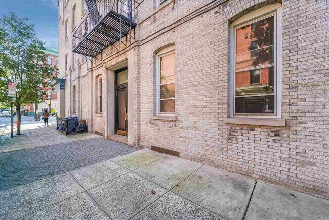 Building Photo - 103 12th St
