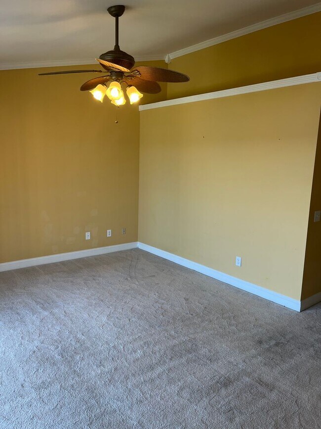 Building Photo - Townhome with Amazing View