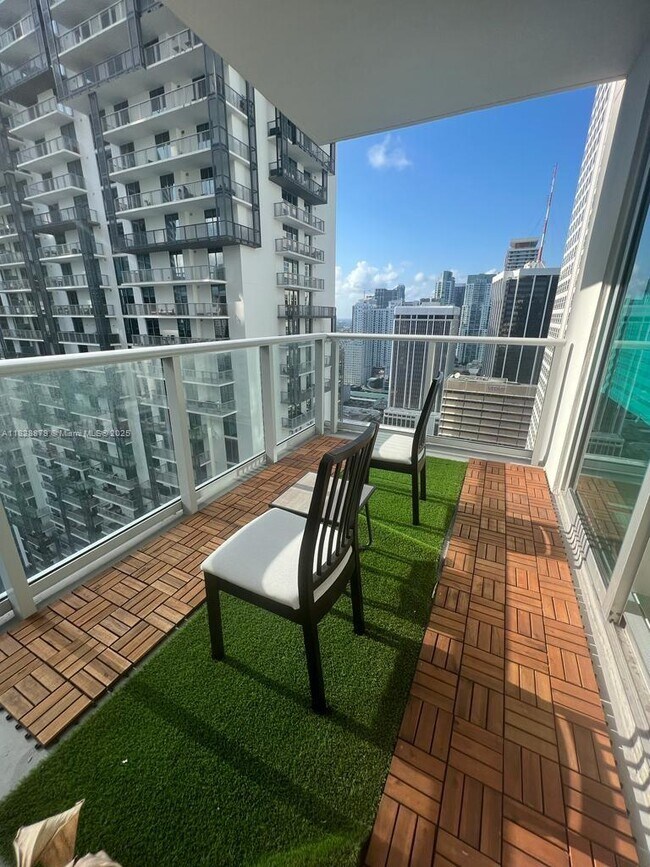 Building Photo - 300 S Biscayne Blvd