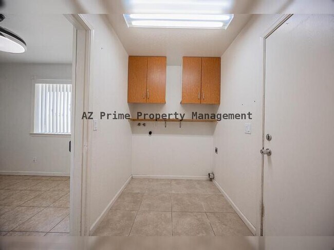 Building Photo - 2429 E Juanita Ave