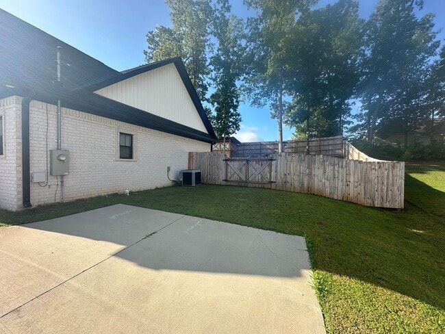 Building Photo - Stunning 4BR/2BA Home in Legacy Hill Estates