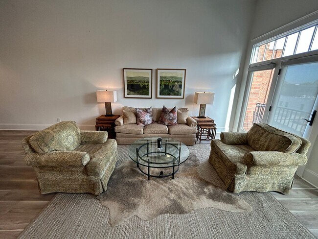 Building Photo - Beautifully Furnished 1/1 Apartment in Downtown Broad St.- $2,350