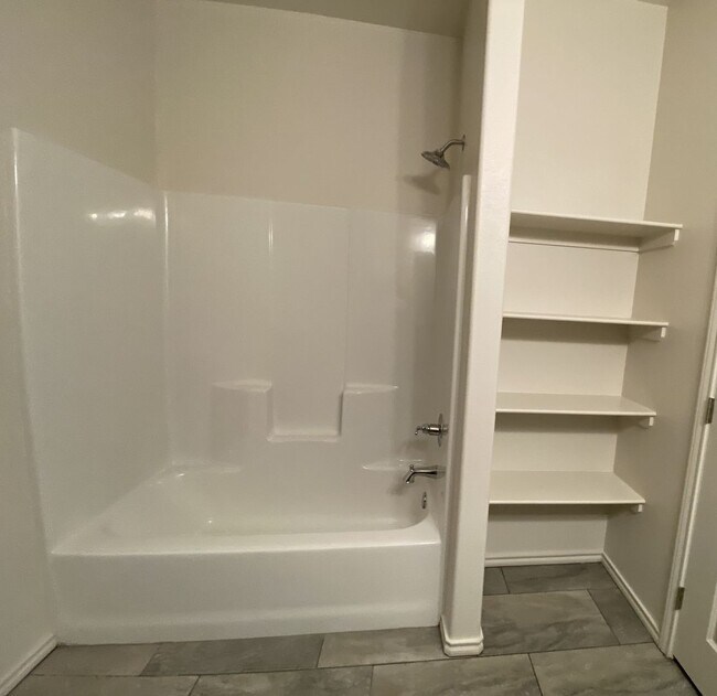 Building Photo - **BEAUTIFUL LINCOLN 16 CONDO**